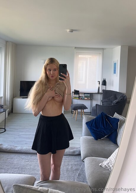 Petiterose19 star naked image