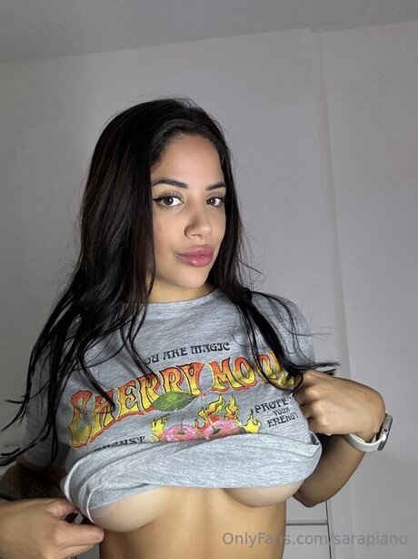 Sarapiano naked model image