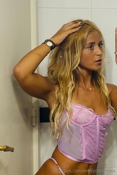 Emilydreamsss star sexy pic