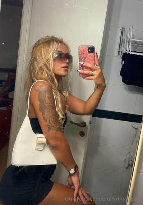 Emilydreamsss star erotic pics