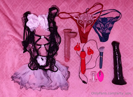 Arty Von model sexy images