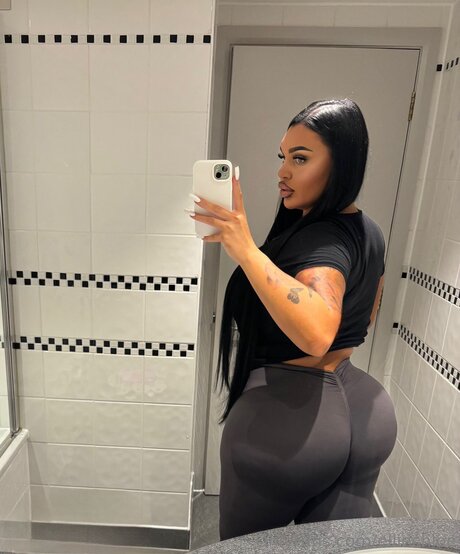 Elliechloe nudes model image