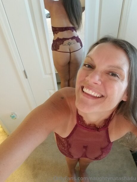Naughtynatasha4u model sex photo