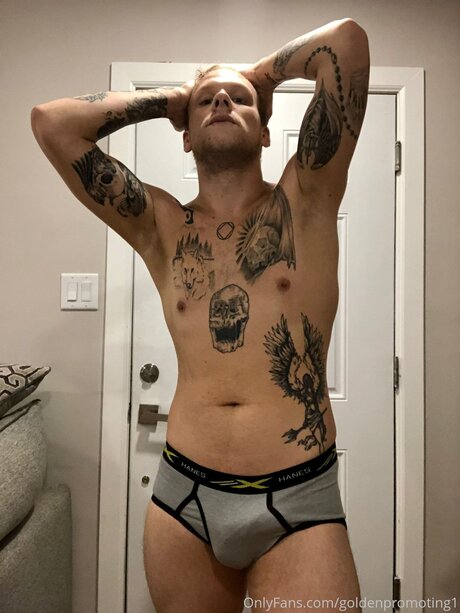 Goldenpromoting1 erotic model image