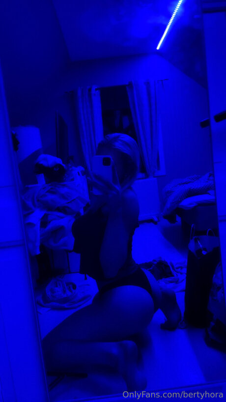 Bertyhora naked actress pictures