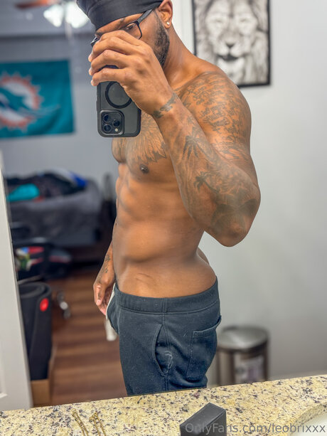 Leobrixxx pornstar nude picture