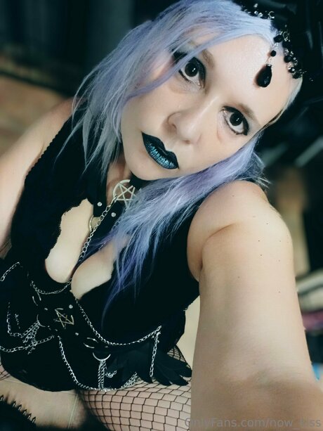 Now Kiss model free images