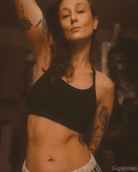 Gigi Shows nudes model pics