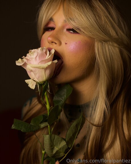 Floralpantiez sexy actress images