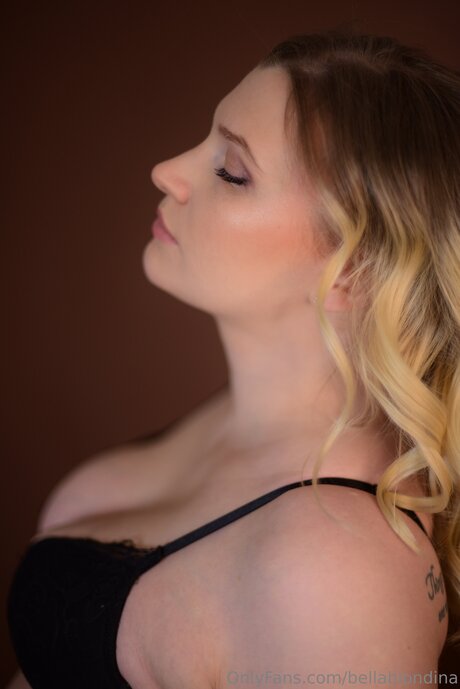 Bellablondina model nudes images