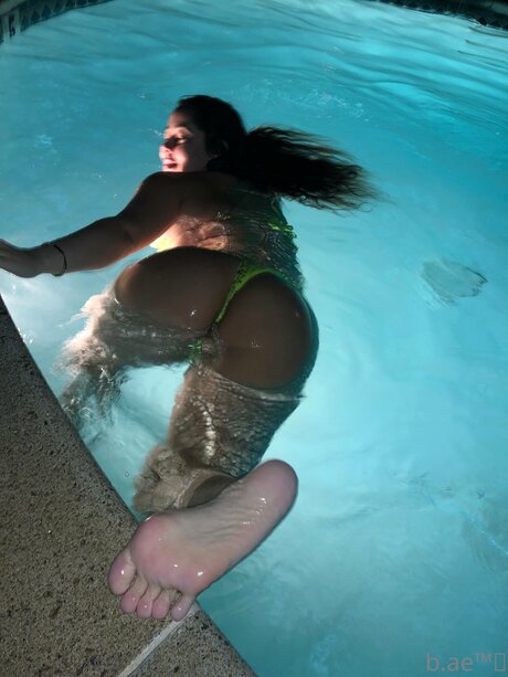 B Aee model top pictures