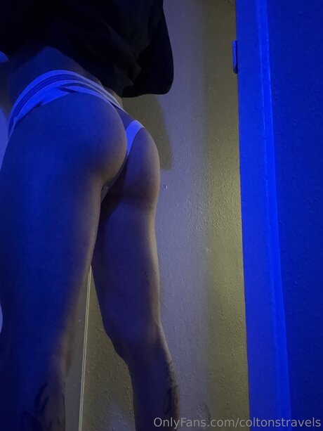 Coltonstravels model top photo