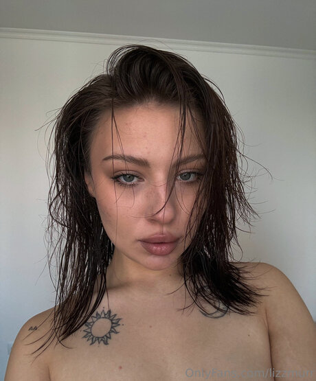 Lizzmurr art model picture