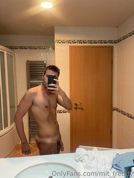 Mit Freddy model top pic