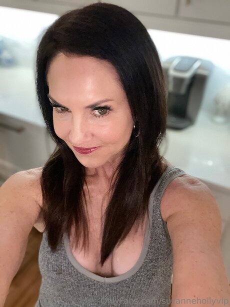 Suzannehollyvip model best pictures