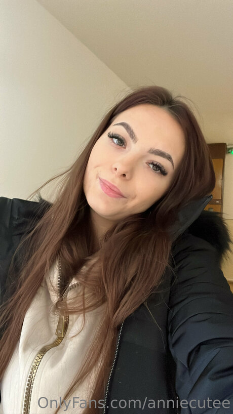 Anniecutee porn model pic