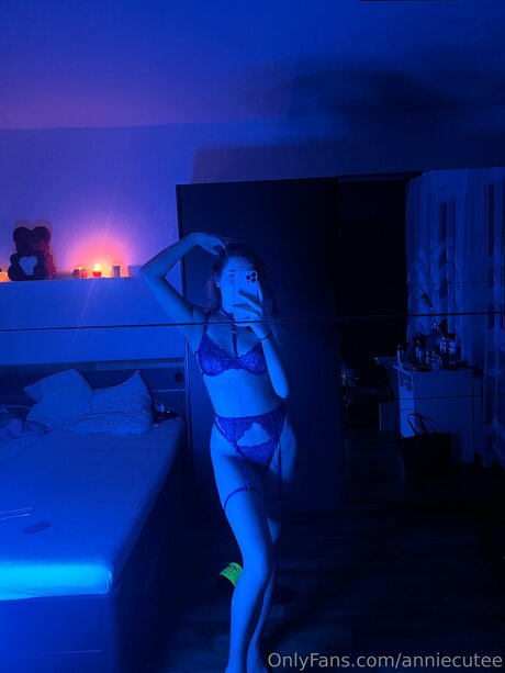 Anniecutee nude actress img