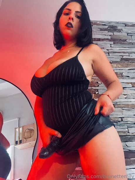 Brunettemily hot star img