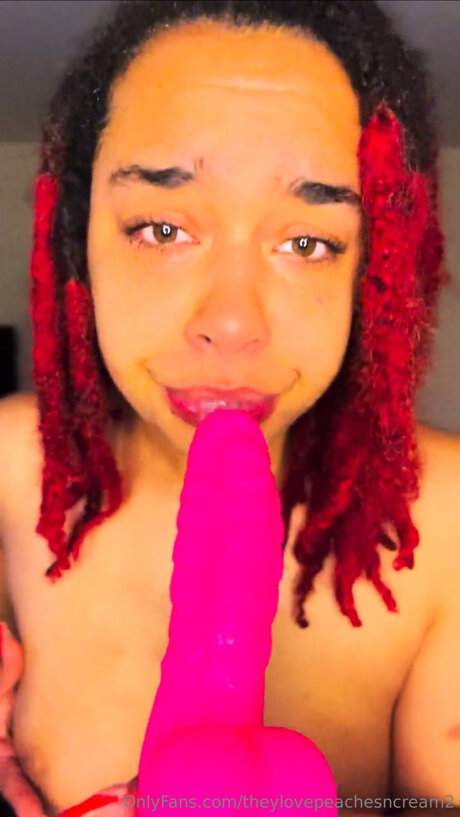 Freepeachesncream hot model pic