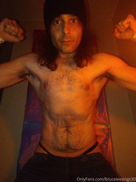 Bruceleesings30 nice star pic