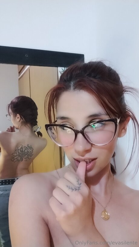 Evasilente model free photo