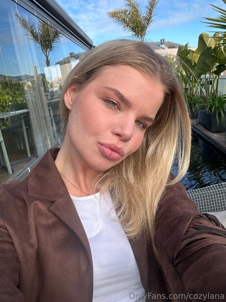 Cozylana model hd pic