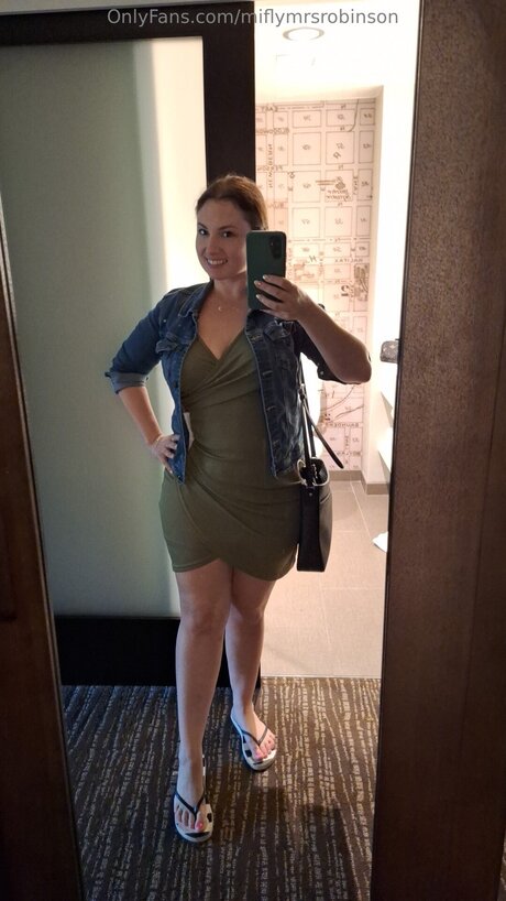 Miflymrsrobinson model pornographic image