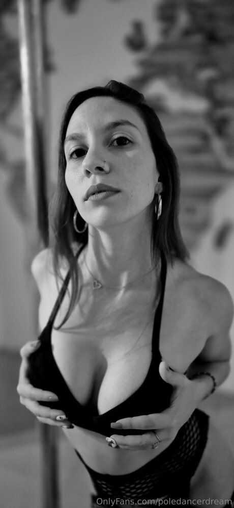 Poledancerdream model nude picture