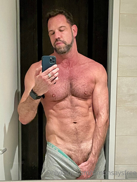 Simonsaysfree model nude image