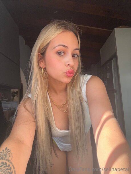 Selinapetal pretty model image