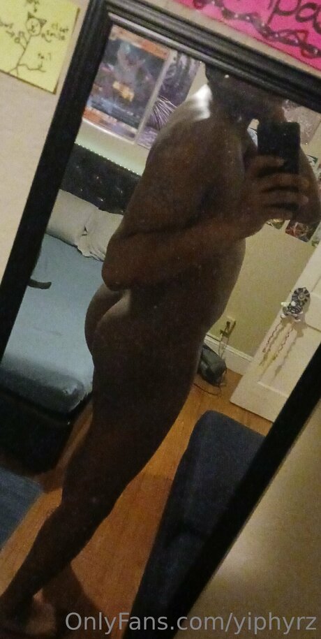 Yiphyrz nude model pic
