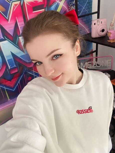 Magicalevelynn model porn photo