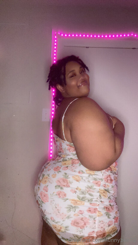 Hunnybee72 pornstar sexy pic