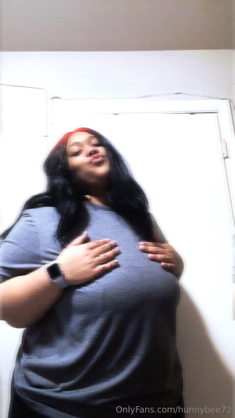 Hunnybee72 sexy model img