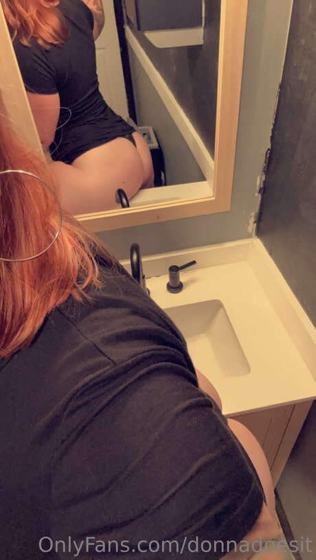 Donnadoesit erotic star photo