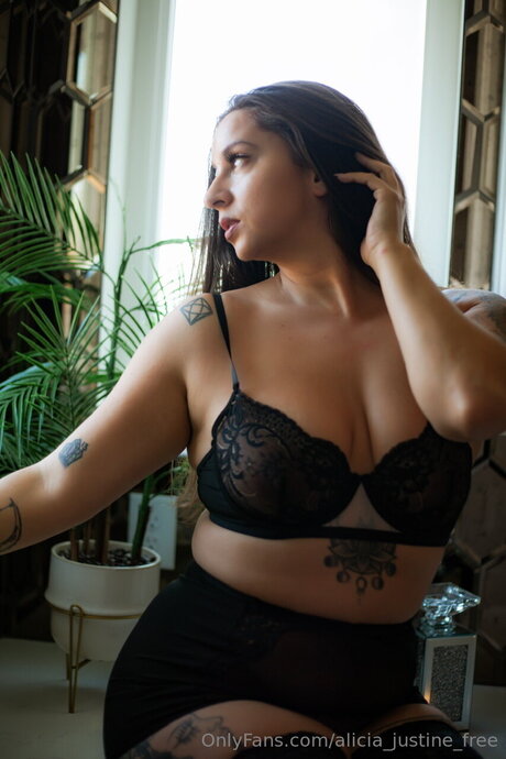 Alicia Justine Free sexy pornstar photos