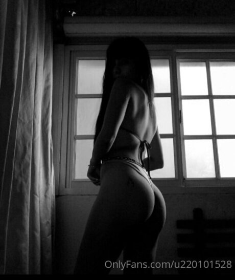 Camilaa33 model nude picture