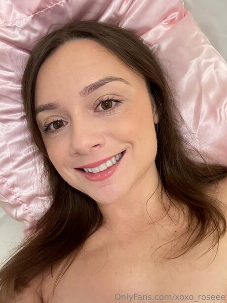 Xoxo Roseee free actress photos