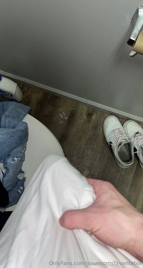 Yourmomsfavoriteboi pornstar erotic images