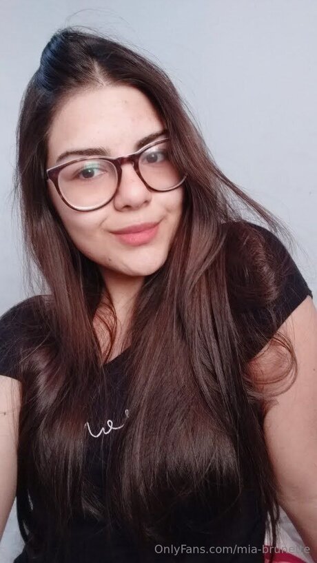 Mia Brunette porn model picture