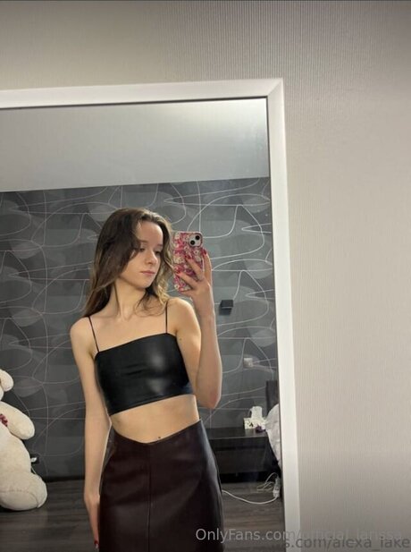 Official Larissa art model gallery