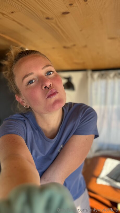 Onlyviviofficial model porn picture