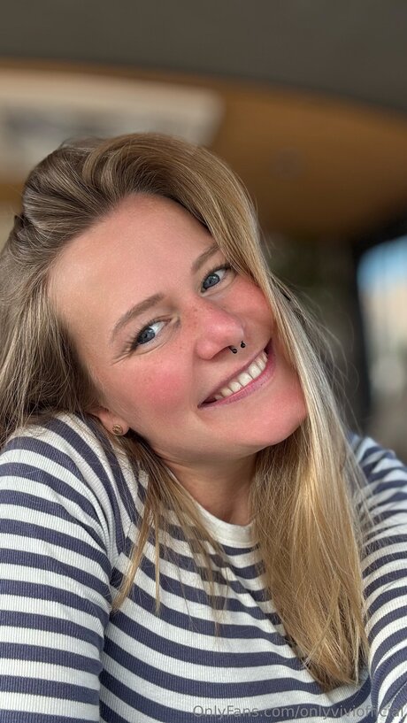 Onlyviviofficial erotic model img