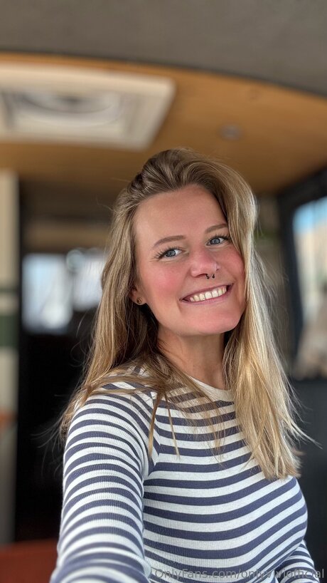 Onlyviviofficial model high quality image