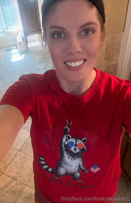 Bustybrooke01 pretty model pic