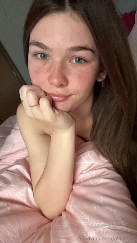 Aliii1123 exclusive model photo