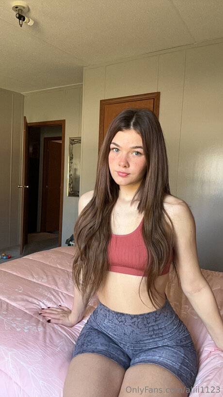 Aliii1123 nude model pic