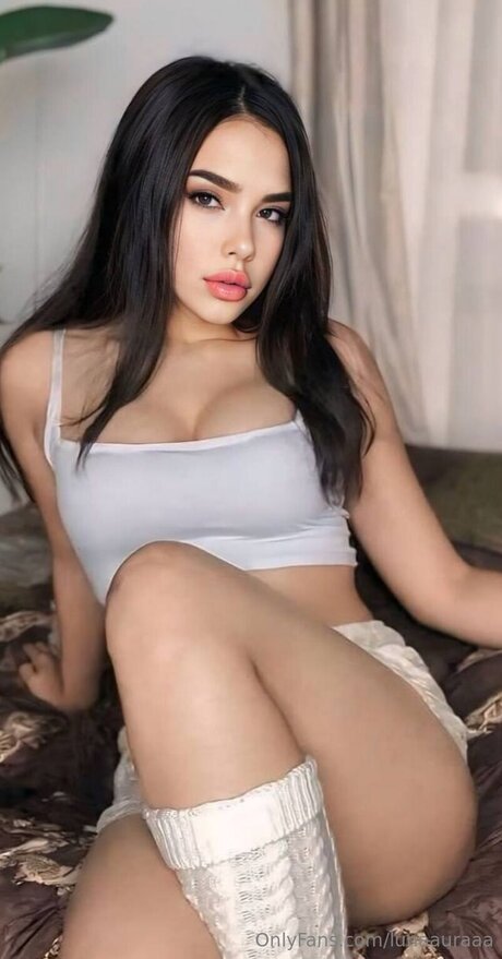 Lunaauraaa model hd picture