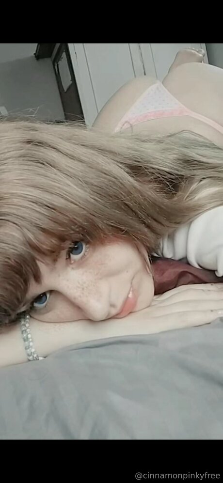 Cinnamonpinkyfree sexy star image