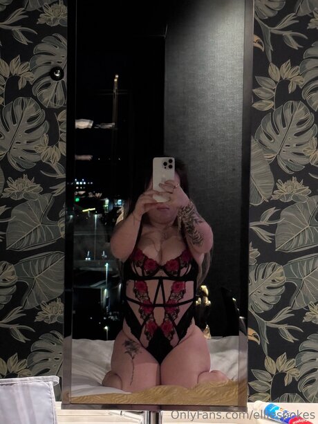 Elliespokes high quality actress photo